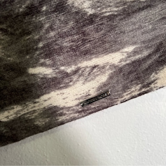 MICHAEL Michael Kors Infinity Scarf Cream Gray Geometric - Picture 7 of 10